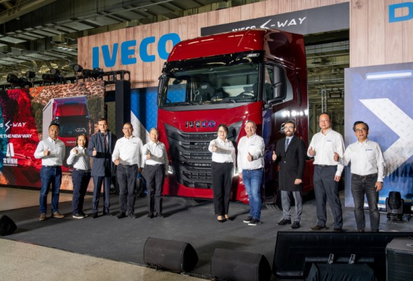 暢行地表拖車頭  常榮機械頂級鉅獻  純正歐霸！IVECO S-WAY首度登台  開創全新駕駛體驗  符合歐盟六期法規，高效、永續、安全、舒適，給運輸頭家的最『家』選擇