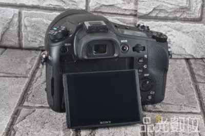 Sony Cyber-Shot DSC-RX10 IV-3